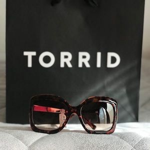 TORTOISESHELL LARGE FRAME SUNGLASSES